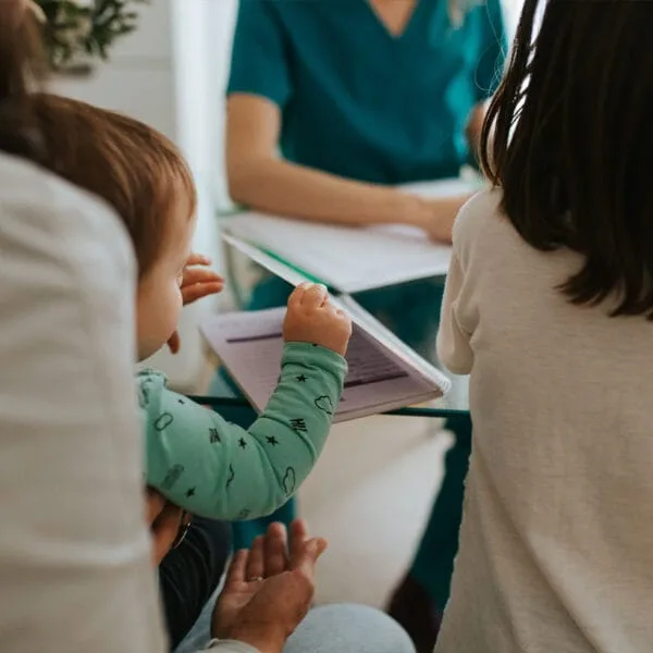 Sesión de terapia perinatal para el bebé y la familia - Imagen 2