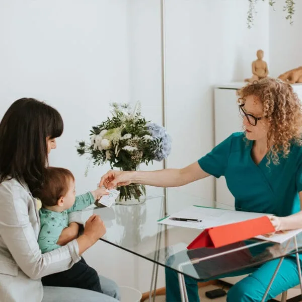 Sesión de terapia perinatal para el bebé y la familia